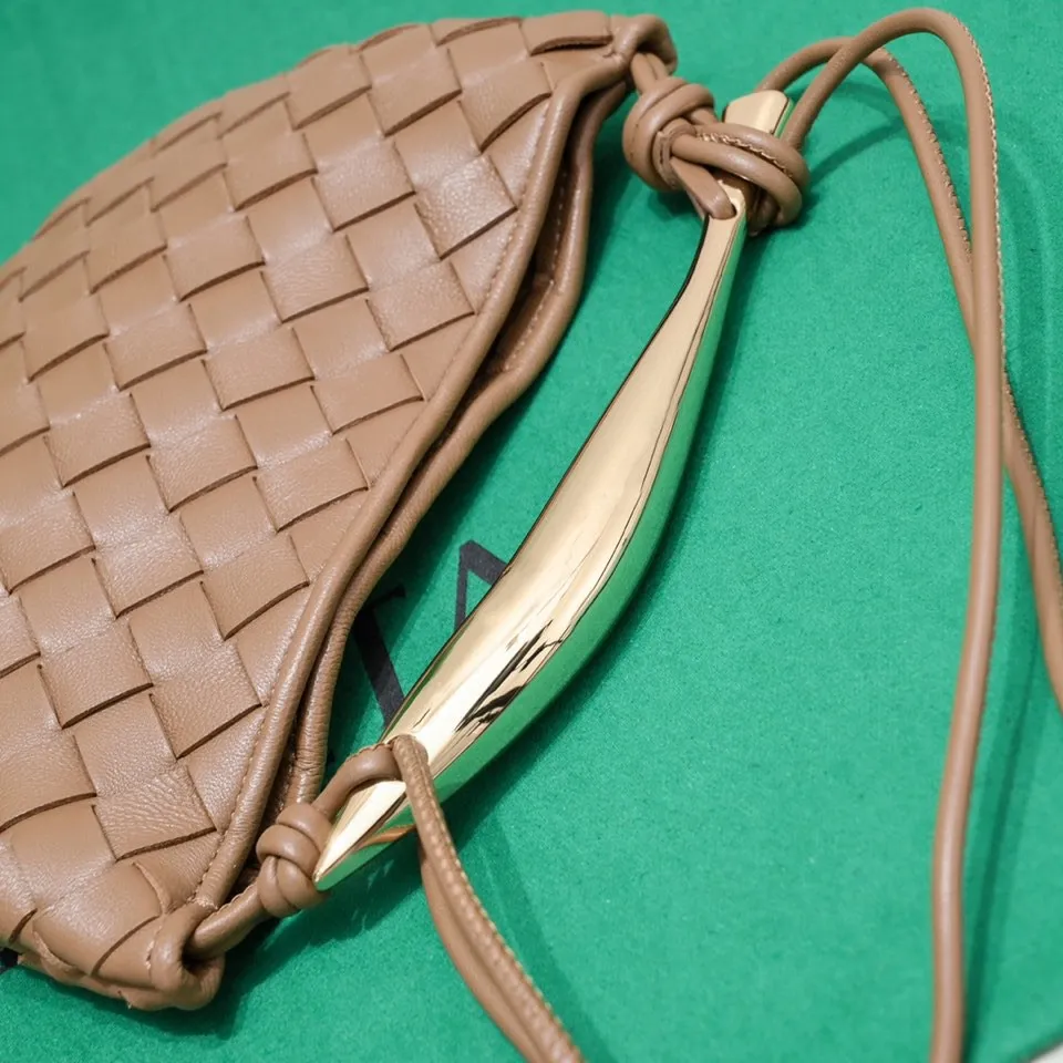 Batch of 1260 BV Mini Sardine is coming‼ ️Super high-end, stainless steel hardware + 24k real gold plating process, fish scales (concave and convex positions) are the finishing touch, the sardine bag that can be carried cross-body is completely beautiful to the heart. The metal element handle and weaving are perfectly combined to completely integrate the artistic sense and elegance and fashion. It is really like a work of art🏺The large size is elegant, the small size is exquisite and cute, a must-have item for fashionistas, and the details are perfectly reproduced. Style number: 6680# Size 20*12*2.5